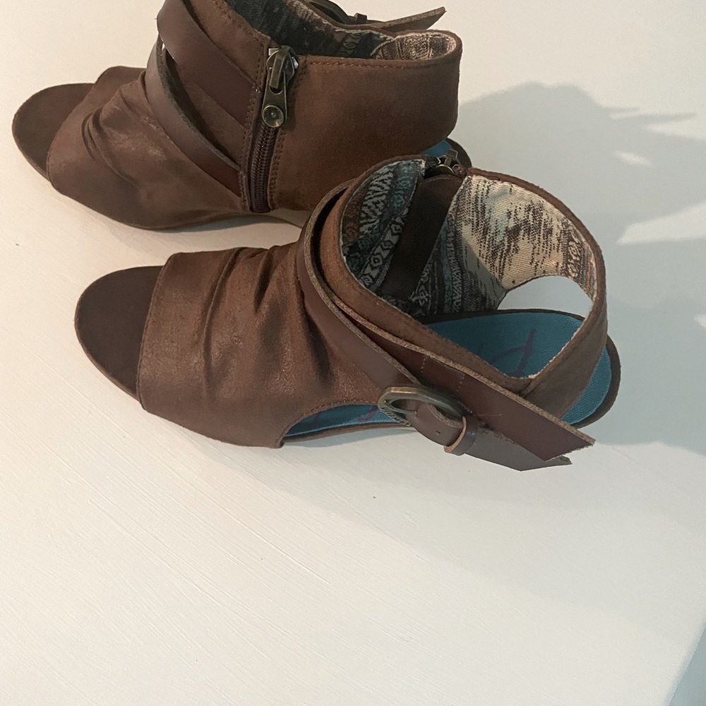 Wedge open toed